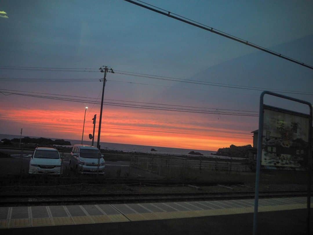 伊藤桃さんのインスタグラム写真 - (伊藤桃Instagram)「#五能線の旅 パート2☺︎☺︎ 🚃 時刻は約18時。深浦駅ではこの便は24分もの間停車してくれます。 少しずつ暮れ行く夕陽の中、せっかくなのでお散歩をしてみました☺︎ 駅前すぐに日本海が広がり、この停車時間でも存分にたのしめます。 すこし暗くなってきてもきらきらと澄んだ日本海と、どんどん紅さを増していく夕陽をただただ眺めていました。 🚃 駅にもどり、再び席に着くとキハ40が反対側のホームにするりとはいってきました。 こんな夕陽の中、キハ40で窓を開けて車窓を堪能したいともすこし悩みましたが、次の日の目的地もあるので断念。。 キハ40が健在なうちにまた普通列車でも五能線にきたいな😢♥️ 🚃 9枚目: だんだん紅く、そしてだんだん暮れ行く夏の終わりの夕空をながめながら‥ 10枚目: 弘前駅を出てから約4時間半！ 秋田駅にとうちゃくです(^^) #青春18きっぷ  #青春18きっぷの旅  #sunset_pics  #sunset_love  #五能線  #キハ40  #深浦駅」9月21日 12時10分 - itomomo_tetsu