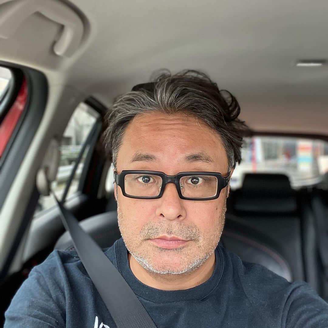 栗田善太郎のインスタグラム：「11Pro 移行終了。 インカメラも1200万画素 USBタイプC充電速し！ 画面は勿論スピーカーがまた良くなってる。 映画とか見るとよくわかる。」