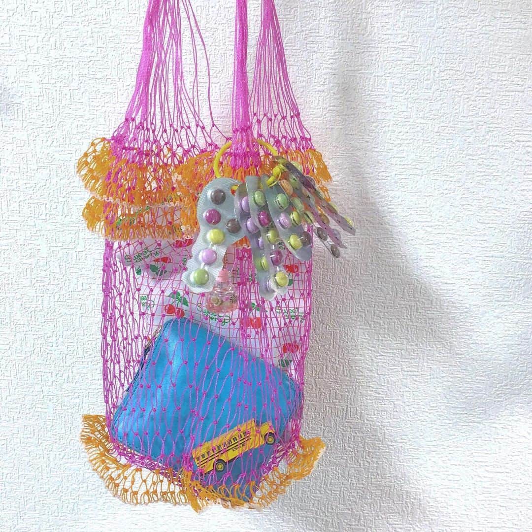 Momoさんのインスタグラム写真 - (MomoInstagram)「melange で買った編み編みバッグ ピンク✖️オレンジ配色、なんて最高なんだ🧡💕 よく突っ込まれるマーブルチョコの鍵は、釧路で買いました🍫お腹空いたら食べます🍴 ㅤㅤㅤㅤㅤㅤㅤㅤㅤㅤ #melangeharajuku #melange #commedesgarcons #fishnetbag #lecabas #マーブルチョコ #がらくた部」9月21日 12時03分 - m_o_m_o_e