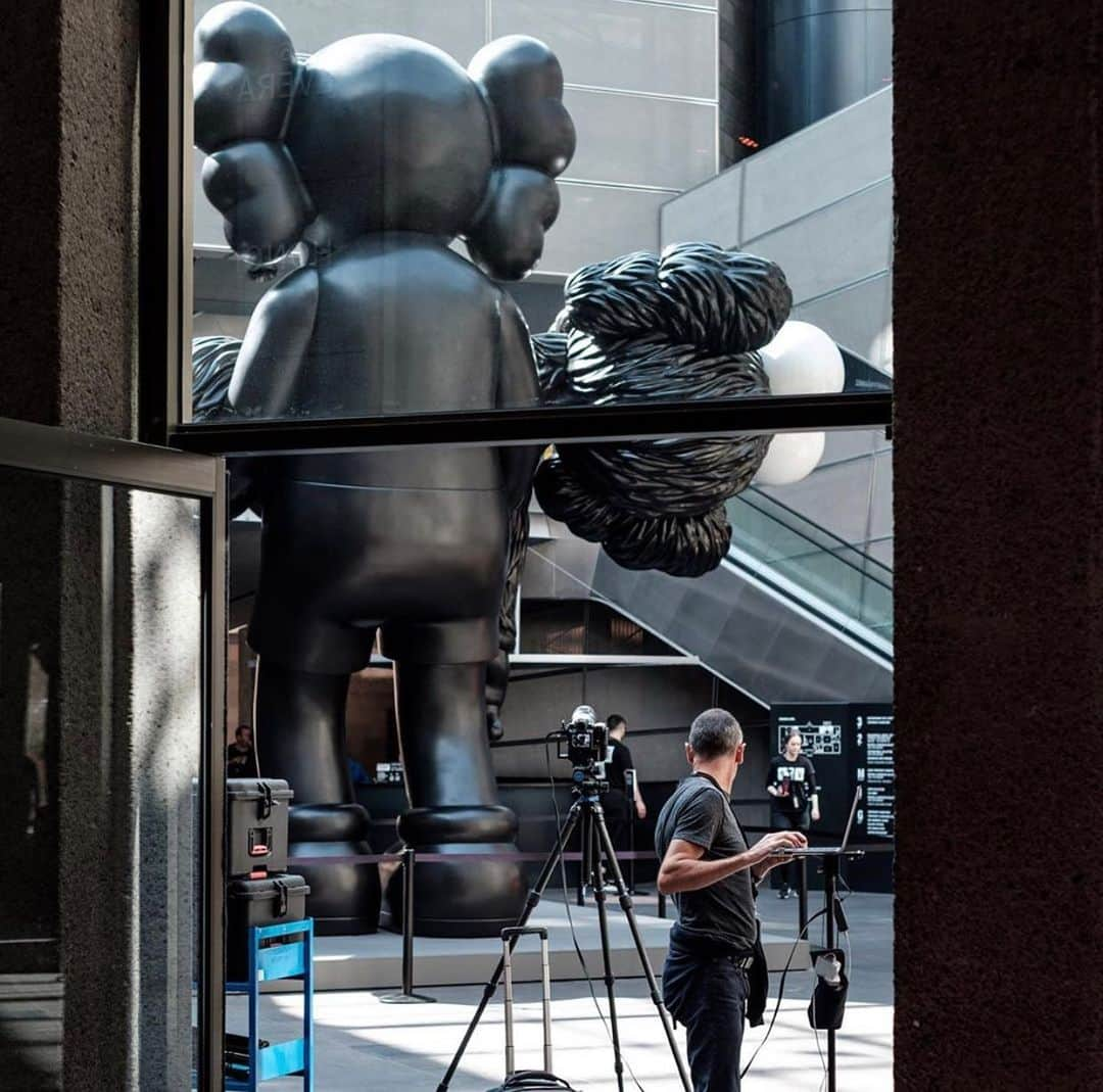 KAWSONEさんのインスタグラム写真 - (KAWSONEInstagram)「Thanks @jontywilde fun having you out in Melbourne! #Repost @jontywilde ・・・ Shooting GONE by KAWS was interesting as scissor lifts wobble a lot and I had short window of time in which to do so. He’s quite big too. Thanks ©️Jim Varney for these shots!  @kaws #kaws #ngvmelbourne #fujigfx50s  #inovativ #macbookpro」9月21日 12時04分 - kaws