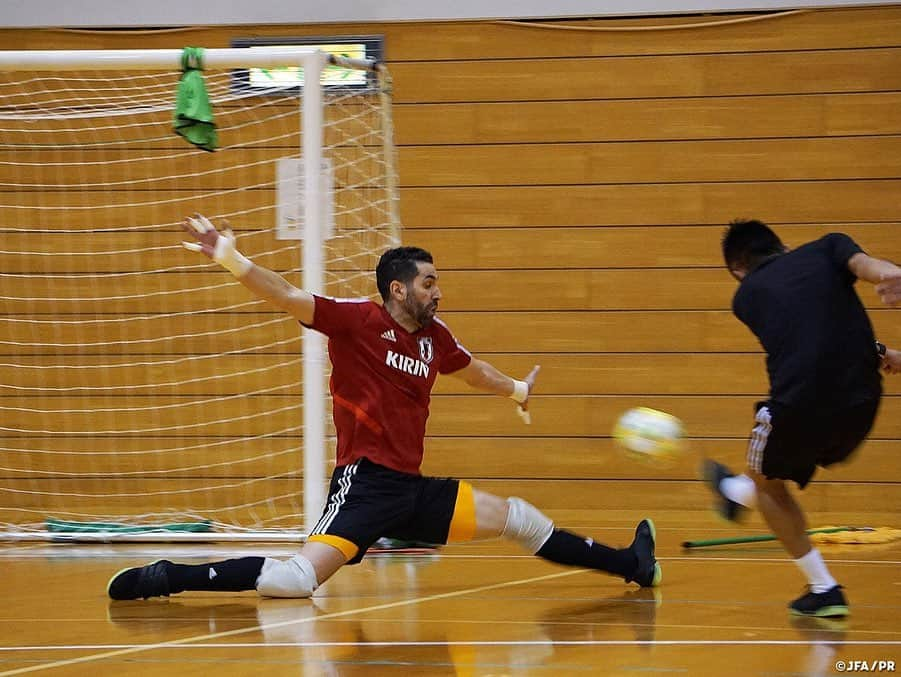 日本サッカー協会さんのインスタグラム写真 - (日本サッカー協会Instagram)「📸9月23日(月・祝)・25日(水)にフットサルタイ代表との国際親善試合に臨む#フットサル日本代表 は初戦の会場となる新潟県長岡市で5日間のトレーニングを行いました。 ・ 3日目も前日に引き続き強度の高い二部練習を実施。選手たちに疲労が見え始めたところで、翌4日目は午前をオフとして選手たちはしっかりと身体を休ませました。 同日の午後はブルーノ・ガルシア監督のもとウォーミングアップから試合を想定した準備を実施し、その後の紅白戦を通してチーム戦術の再確認を行いました。 ・ #jfa #daihyo #futsal ―――――――――――――――――― 国際親善試合 🆚タイ代表🇹🇭 ・ [第1戦] 📅9/23(月・祝) 14:00KO 📍新潟/シティホールプラザアオーレ長岡 📺JFA-TVでインターネットライブ配信！ ・ [第2戦] 📅9/25(水) 19:30KO 📍愛知/武田テバオーシャンアリーナ 📺フジテレビ（関東ローカル・録画） ・ 👉大会情報はJFA.jpへ ――――――――――――――――――」9月21日 12時07分 - japanfootballassociation