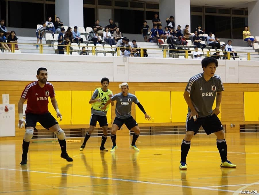 日本サッカー協会さんのインスタグラム写真 - (日本サッカー協会Instagram)「📸9月23日(月・祝)・25日(水)にフットサルタイ代表との国際親善試合に臨む#フットサル日本代表 は初戦の会場となる新潟県長岡市で5日間のトレーニングを行いました。 ・ 3日目も前日に引き続き強度の高い二部練習を実施。選手たちに疲労が見え始めたところで、翌4日目は午前をオフとして選手たちはしっかりと身体を休ませました。 同日の午後はブルーノ・ガルシア監督のもとウォーミングアップから試合を想定した準備を実施し、その後の紅白戦を通してチーム戦術の再確認を行いました。 ・ #jfa #daihyo #futsal ―――――――――――――――――― 国際親善試合 🆚タイ代表🇹🇭 ・ [第1戦] 📅9/23(月・祝) 14:00KO 📍新潟/シティホールプラザアオーレ長岡 📺JFA-TVでインターネットライブ配信！ ・ [第2戦] 📅9/25(水) 19:30KO 📍愛知/武田テバオーシャンアリーナ 📺フジテレビ（関東ローカル・録画） ・ 👉大会情報はJFA.jpへ ――――――――――――――――――」9月21日 12時07分 - japanfootballassociation