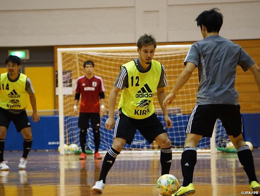 日本サッカー協会さんのインスタグラム写真 - (日本サッカー協会Instagram)「📸9月23日(月・祝)・25日(水)にフットサルタイ代表との国際親善試合に臨む#フットサル日本代表 は初戦の会場となる新潟県長岡市で5日間のトレーニングを行いました。 ・ 3日目も前日に引き続き強度の高い二部練習を実施。選手たちに疲労が見え始めたところで、翌4日目は午前をオフとして選手たちはしっかりと身体を休ませました。 同日の午後はブルーノ・ガルシア監督のもとウォーミングアップから試合を想定した準備を実施し、その後の紅白戦を通してチーム戦術の再確認を行いました。 ・ #jfa #daihyo #futsal ―――――――――――――――――― 国際親善試合 🆚タイ代表🇹🇭 ・ [第1戦] 📅9/23(月・祝) 14:00KO 📍新潟/シティホールプラザアオーレ長岡 📺JFA-TVでインターネットライブ配信！ ・ [第2戦] 📅9/25(水) 19:30KO 📍愛知/武田テバオーシャンアリーナ 📺フジテレビ（関東ローカル・録画） ・ 👉大会情報はJFA.jpへ ――――――――――――――――――」9月21日 12時07分 - japanfootballassociation