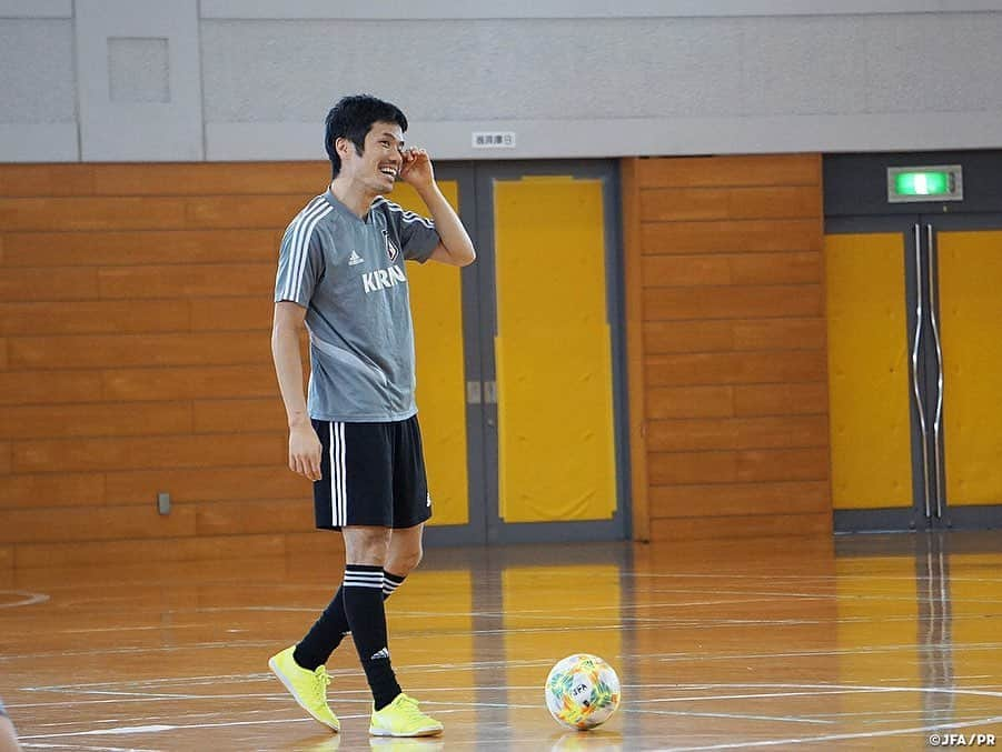 日本サッカー協会さんのインスタグラム写真 - (日本サッカー協会Instagram)「📸9月23日(月・祝)・25日(水)にフットサルタイ代表との国際親善試合に臨む#フットサル日本代表 は初戦の会場となる新潟県長岡市で5日間のトレーニングを行いました。 ・ フットサル日本代表は初日の活動より長岡市のみなさんに温かく迎え入れていただきながらトレーニングに取り組んでいます。5日目の午後のトレーニング終了後には、地元の中越高校吹奏楽部のみなさんが素敵な演奏とともに親善試合に臨むチームにエールを送ってくれました。 ・ 演奏終了後、#吉川智貴 選手からは「私たちは長岡での親善試合だけでなく、10月にAFCフットサル選手権を控えています。そんな私たちにこのような応援をして頂きとても嬉しく思うと同時に、アジアの舞台で結果を残すことで恩返ししたいと思います。本日は本当にありがとうございました。」とお礼の言葉が送られました。 ・ #jfa #daihyo #futsal ―――――――――――――――――― 国際親善試合 🆚タイ代表🇹🇭 ・ [第1戦] 📅9/23(月・祝) 14:00KO 📍新潟/シティホールプラザアオーレ長岡 📺JFA-TVでインターネットライブ配信！ ・ [第2戦] 📅9/25(水) 19:30KO 📍愛知/武田テバオーシャンアリーナ 📺フジテレビ（関東ローカル・録画） ・ 👉大会情報はJFA.jpへ ――――――――――――――――――」9月21日 12時09分 - japanfootballassociation