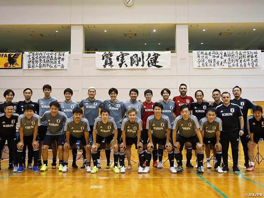 日本サッカー協会さんのインスタグラム写真 - (日本サッカー協会Instagram)「📸9月23日(月・祝)・25日(水)にフットサルタイ代表との国際親善試合に臨む#フットサル日本代表 は初戦の会場となる新潟県長岡市で5日間のトレーニングを行いました。 ・ フットサル日本代表は初日の活動より長岡市のみなさんに温かく迎え入れていただきながらトレーニングに取り組んでいます。5日目の午後のトレーニング終了後には、地元の中越高校吹奏楽部のみなさんが素敵な演奏とともに親善試合に臨むチームにエールを送ってくれました。 ・ 演奏終了後、#吉川智貴 選手からは「私たちは長岡での親善試合だけでなく、10月にAFCフットサル選手権を控えています。そんな私たちにこのような応援をして頂きとても嬉しく思うと同時に、アジアの舞台で結果を残すことで恩返ししたいと思います。本日は本当にありがとうございました。」とお礼の言葉が送られました。 ・ #jfa #daihyo #futsal ―――――――――――――――――― 国際親善試合 🆚タイ代表🇹🇭 ・ [第1戦] 📅9/23(月・祝) 14:00KO 📍新潟/シティホールプラザアオーレ長岡 📺JFA-TVでインターネットライブ配信！ ・ [第2戦] 📅9/25(水) 19:30KO 📍愛知/武田テバオーシャンアリーナ 📺フジテレビ（関東ローカル・録画） ・ 👉大会情報はJFA.jpへ ――――――――――――――――――」9月21日 12時09分 - japanfootballassociation