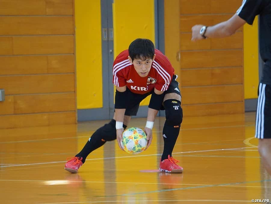 日本サッカー協会さんのインスタグラム写真 - (日本サッカー協会Instagram)「📸9月23日(月・祝)・25日(水)にフットサルタイ代表との国際親善試合に臨む#フットサル日本代表 は初戦の会場となる新潟県長岡市で5日間のトレーニングを行いました。 ・ フットサル日本代表は初日の活動より長岡市のみなさんに温かく迎え入れていただきながらトレーニングに取り組んでいます。5日目の午後のトレーニング終了後には、地元の中越高校吹奏楽部のみなさんが素敵な演奏とともに親善試合に臨むチームにエールを送ってくれました。 ・ 演奏終了後、#吉川智貴 選手からは「私たちは長岡での親善試合だけでなく、10月にAFCフットサル選手権を控えています。そんな私たちにこのような応援をして頂きとても嬉しく思うと同時に、アジアの舞台で結果を残すことで恩返ししたいと思います。本日は本当にありがとうございました。」とお礼の言葉が送られました。 ・ #jfa #daihyo #futsal ―――――――――――――――――― 国際親善試合 🆚タイ代表🇹🇭 ・ [第1戦] 📅9/23(月・祝) 14:00KO 📍新潟/シティホールプラザアオーレ長岡 📺JFA-TVでインターネットライブ配信！ ・ [第2戦] 📅9/25(水) 19:30KO 📍愛知/武田テバオーシャンアリーナ 📺フジテレビ（関東ローカル・録画） ・ 👉大会情報はJFA.jpへ ――――――――――――――――――」9月21日 12時09分 - japanfootballassociation