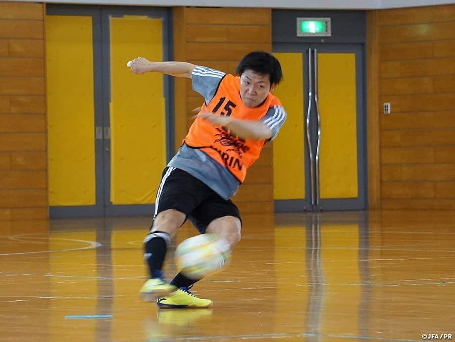 日本サッカー協会さんのインスタグラム写真 - (日本サッカー協会Instagram)「📸9月23日(月・祝)・25日(水)にフットサルタイ代表との国際親善試合に臨む#フットサル日本代表 は初戦の会場となる新潟県長岡市で5日間のトレーニングを行いました。 ・ フットサル日本代表は初日の活動より長岡市のみなさんに温かく迎え入れていただきながらトレーニングに取り組んでいます。5日目の午後のトレーニング終了後には、地元の中越高校吹奏楽部のみなさんが素敵な演奏とともに親善試合に臨むチームにエールを送ってくれました。 ・ 演奏終了後、#吉川智貴 選手からは「私たちは長岡での親善試合だけでなく、10月にAFCフットサル選手権を控えています。そんな私たちにこのような応援をして頂きとても嬉しく思うと同時に、アジアの舞台で結果を残すことで恩返ししたいと思います。本日は本当にありがとうございました。」とお礼の言葉が送られました。 ・ #jfa #daihyo #futsal ―――――――――――――――――― 国際親善試合 🆚タイ代表🇹🇭 ・ [第1戦] 📅9/23(月・祝) 14:00KO 📍新潟/シティホールプラザアオーレ長岡 📺JFA-TVでインターネットライブ配信！ ・ [第2戦] 📅9/25(水) 19:30KO 📍愛知/武田テバオーシャンアリーナ 📺フジテレビ（関東ローカル・録画） ・ 👉大会情報はJFA.jpへ ――――――――――――――――――」9月21日 12時09分 - japanfootballassociation