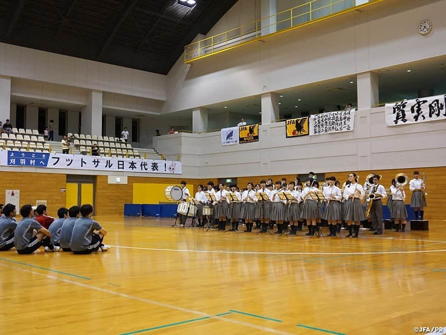 日本サッカー協会さんのインスタグラム写真 - (日本サッカー協会Instagram)「📸9月23日(月・祝)・25日(水)にフットサルタイ代表との国際親善試合に臨む#フットサル日本代表 は初戦の会場となる新潟県長岡市で5日間のトレーニングを行いました。 ・ フットサル日本代表は初日の活動より長岡市のみなさんに温かく迎え入れていただきながらトレーニングに取り組んでいます。5日目の午後のトレーニング終了後には、地元の中越高校吹奏楽部のみなさんが素敵な演奏とともに親善試合に臨むチームにエールを送ってくれました。 ・ 演奏終了後、#吉川智貴 選手からは「私たちは長岡での親善試合だけでなく、10月にAFCフットサル選手権を控えています。そんな私たちにこのような応援をして頂きとても嬉しく思うと同時に、アジアの舞台で結果を残すことで恩返ししたいと思います。本日は本当にありがとうございました。」とお礼の言葉が送られました。 ・ #jfa #daihyo #futsal ―――――――――――――――――― 国際親善試合 🆚タイ代表🇹🇭 ・ [第1戦] 📅9/23(月・祝) 14:00KO 📍新潟/シティホールプラザアオーレ長岡 📺JFA-TVでインターネットライブ配信！ ・ [第2戦] 📅9/25(水) 19:30KO 📍愛知/武田テバオーシャンアリーナ 📺フジテレビ（関東ローカル・録画） ・ 👉大会情報はJFA.jpへ ――――――――――――――――――」9月21日 12時09分 - japanfootballassociation