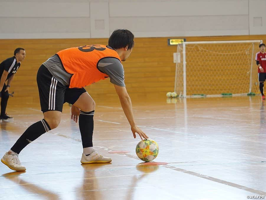 日本サッカー協会さんのインスタグラム写真 - (日本サッカー協会Instagram)「📸9月23日(月・祝)・25日(水)にフットサルタイ代表との国際親善試合に臨む#フットサル日本代表 は初戦の会場となる新潟県長岡市で5日間のトレーニングを行いました。 ・ フットサル日本代表は初日の活動より長岡市のみなさんに温かく迎え入れていただきながらトレーニングに取り組んでいます。5日目の午後のトレーニング終了後には、地元の中越高校吹奏楽部のみなさんが素敵な演奏とともに親善試合に臨むチームにエールを送ってくれました。 ・ 演奏終了後、#吉川智貴 選手からは「私たちは長岡での親善試合だけでなく、10月にAFCフットサル選手権を控えています。そんな私たちにこのような応援をして頂きとても嬉しく思うと同時に、アジアの舞台で結果を残すことで恩返ししたいと思います。本日は本当にありがとうございました。」とお礼の言葉が送られました。 ・ #jfa #daihyo #futsal ―――――――――――――――――― 国際親善試合 🆚タイ代表🇹🇭 ・ [第1戦] 📅9/23(月・祝) 14:00KO 📍新潟/シティホールプラザアオーレ長岡 📺JFA-TVでインターネットライブ配信！ ・ [第2戦] 📅9/25(水) 19:30KO 📍愛知/武田テバオーシャンアリーナ 📺フジテレビ（関東ローカル・録画） ・ 👉大会情報はJFA.jpへ ――――――――――――――――――」9月21日 12時09分 - japanfootballassociation