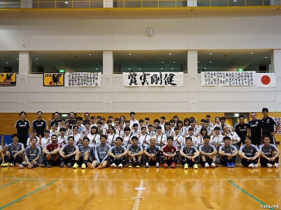 日本サッカー協会さんのインスタグラム写真 - (日本サッカー協会Instagram)「📸9月23日(月・祝)・25日(水)にフットサルタイ代表との国際親善試合に臨む#フットサル日本代表 は初戦の会場となる新潟県長岡市で5日間のトレーニングを行いました。 ・ フットサル日本代表は初日の活動より長岡市のみなさんに温かく迎え入れていただきながらトレーニングに取り組んでいます。5日目の午後のトレーニング終了後には、地元の中越高校吹奏楽部のみなさんが素敵な演奏とともに親善試合に臨むチームにエールを送ってくれました。 ・ 演奏終了後、#吉川智貴 選手からは「私たちは長岡での親善試合だけでなく、10月にAFCフットサル選手権を控えています。そんな私たちにこのような応援をして頂きとても嬉しく思うと同時に、アジアの舞台で結果を残すことで恩返ししたいと思います。本日は本当にありがとうございました。」とお礼の言葉が送られました。 ・ #jfa #daihyo #futsal ―――――――――――――――――― 国際親善試合 🆚タイ代表🇹🇭 ・ [第1戦] 📅9/23(月・祝) 14:00KO 📍新潟/シティホールプラザアオーレ長岡 📺JFA-TVでインターネットライブ配信！ ・ [第2戦] 📅9/25(水) 19:30KO 📍愛知/武田テバオーシャンアリーナ 📺フジテレビ（関東ローカル・録画） ・ 👉大会情報はJFA.jpへ ――――――――――――――――――」9月21日 12時09分 - japanfootballassociation