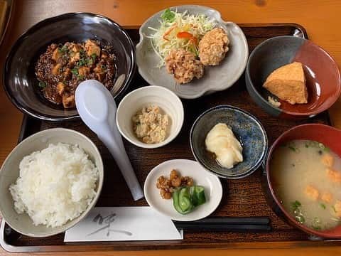 のインスタグラム：「. 佐賀市内から唐津市相知町の見帰りの滝を目指していると、あと数キロのところで左手にお食事処が！ その名も「いきさ屋」。 地域の女性たちが切り盛りする豆腐専門店です。 . メインがとうふハンバーグ、マーボーとうふ、揚げ出しとうふ、冷ややっこと豆腐を中心とした定食メニューがあり、どれも美味しそうで悩みに悩みました。 今回は「マーボーとうふとから揚げの定食」を。 小鉢も豆腐やおからを使ったもの、さらには食後のデザートは豆乳アイスという徹底ぶり！ （今回はいちごが入った豆乳アイスでした♪） . 見帰りの滝に行く前に、「いきさ屋」にランチで寄ってみては？豆腐好きの人はぜひ♪ 豆腐の販売もありますよ。 . ＜大豆工房いきさ屋＞ 住所：佐賀県唐津市相知町伊岐佐甲1381 TEL：0955-62-4060 . . ■さが農村ひろばホームページ（TOPページ） https://saga-nouson.jp/ . . #さが農村#佐賀産#佐賀#サガ#saga#唐津市＃佐賀ランチ#いさき屋#豆腐#大豆」