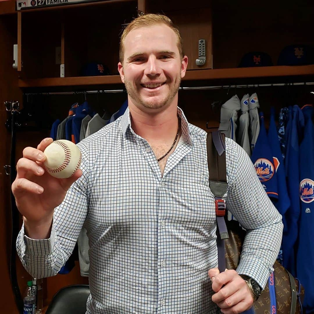 ニューヨーク・メッツさんのインスタグラム写真 - (ニューヨーク・メッツInstagram)「Polar bear got his paws on a souvenir. 5️⃣0️⃣ #MetsWin #Mets #LGM」9月21日 12時14分 - mets