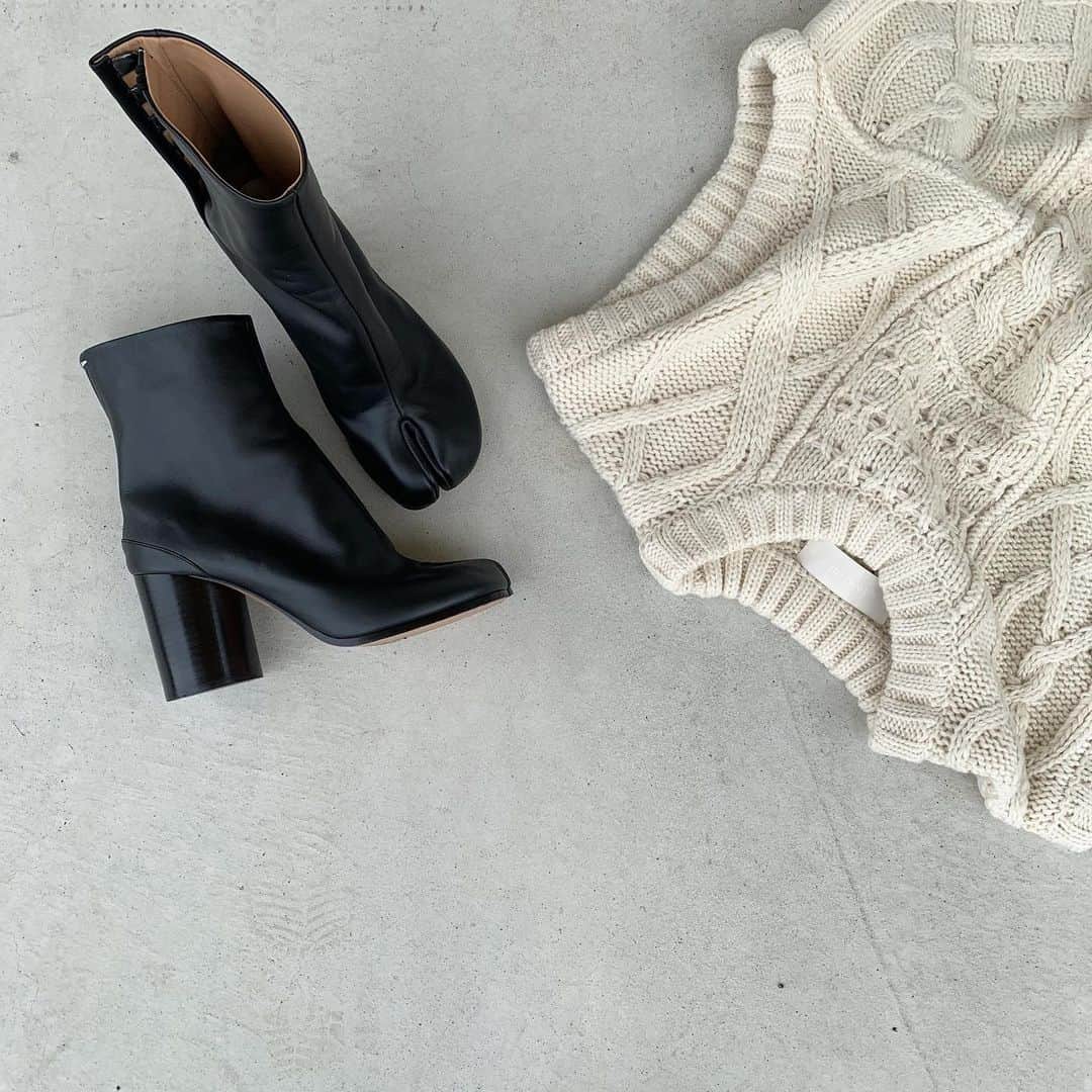 Mie Kawanoのインスタグラム：「Knit vest 𓇦 #roomインフルエンサー  #楽天roomに載せてます  ____________________________________ #newin #kintvest #maisonmargiela #足袋ブーツ #ニットベスト #todayful」