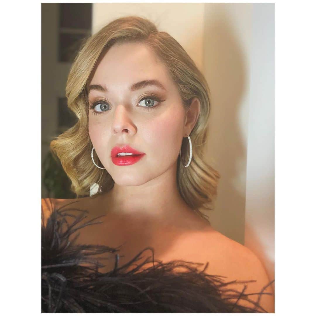 サーシャ・ピーターズのインスタグラム：「Night out ✨」