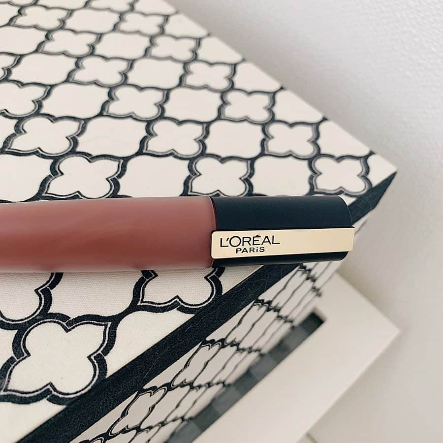 のインスタグラム：「おすすめコスメレポ💄 ＊ 流行りの #ブラウンリップ を 探しててカラーに一目惚れて買った、 #ロレアルパリ の #リップルージュシグネクチャー 116番♥️ ＊ 写真2枚目→単色使い 写真3枚目→上からグロスオン ＊ ＊ 塗った感じはサラッとして軽め🙆🏻‍♀️ このリップはセミマットやねんけど マット系のリップによくある乾燥も これは特に感じなかった♡ ＊ 普通のリップより全然落ちにくいから ご飯とか食べても色残ってたよ☺️ ＊ ただサイズが少し大きいから 半分くらいのサイズが欲しいなぁ🤭笑 ＊ ＊ ＊ #リップ #リップメイク #マットリップ #コスメマニア #コスメレポ #おすすめコスメ #ビュースタグラマー #like #make #instagood」