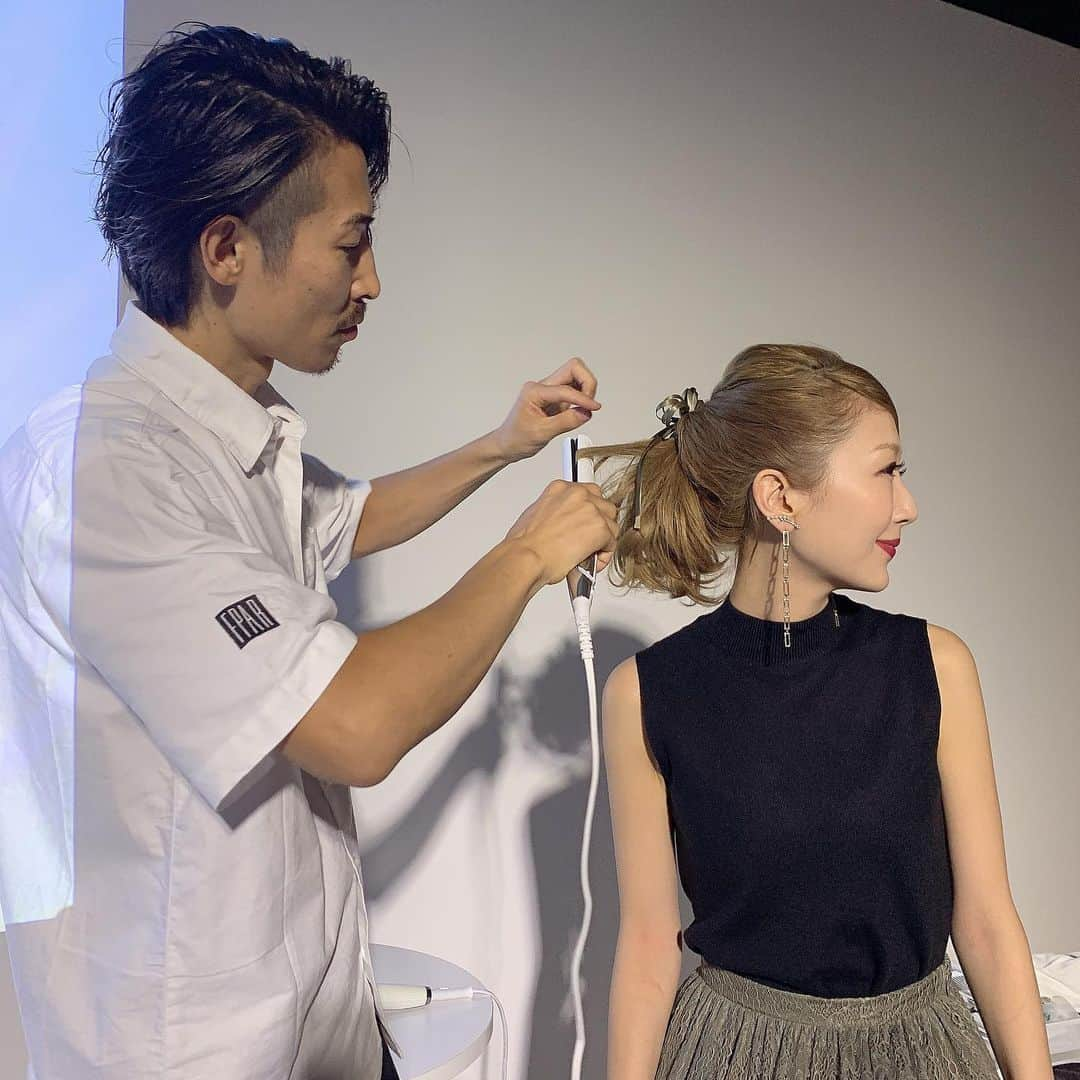 梅野舞さんのインスタグラム写真 - (梅野舞Instagram)「昨夜は、Re  Fa  レア髪  SALON PARTYへ♪(*^^)o∀*∀o(^^*)♪ ・ ・ ・ 美容ローラーなどで有名なRe Faから ドライヤーとストレートアイロンが登場！！ ・ ・  ドライヤーは乾かしただけで髪がしっとり、やわらかく髪質が整う感じ✨✨ 髪の温度を感知してくれて🚨 痛む原因となる60度以上にならないよう⚠️ 自動温度調整機能がある優れもの❤️ サロンでの仕上がりを自宅で😍❤️ ・ ・  ストレートアイロンは デモンストレーションで 使用感を見ることが👀✨ アイロンを通すと髪に潤いが 艶のあるしっとりまとまるストレートヘアに♬  ヘアオイルをつけたような仕上がりには感動的✨  これは欲しい！ 毎日のヘアケアも楽しくなりそうです🙋‍♀️ 髪が綺麗だと気分も上がりますね❤️ #レア髪#ReFa#pr #リファドライヤー#ストレートアイロン#ドライヤー#艶髪#リファ#ヘアスタイル#ストレートヘア #スタイリング#美容#美容好き#beauty#beautygram #instabeauty #instagram」9月21日 12時35分 - mai.umeno