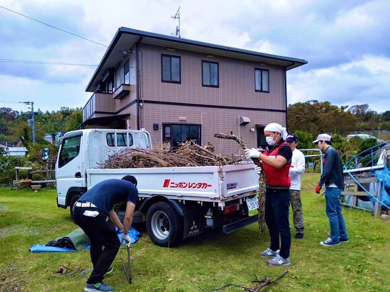 須藤元気さんのインスタグラム写真 - (須藤元気Instagram)「千葉県災害の視察を兼ねてボランティアに来ました。僕のチームが担当するのは富津市の倒木処理です。未だに電気の通っていないところが数百件あるそうです。#千葉県」9月21日 12時45分 - sudogenki