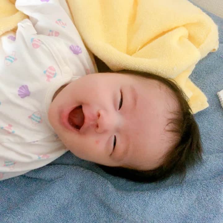 しほの涼のインスタグラム：「声が出たーーー‼️‼️ 笑ってるーー‼️‼️‼️ わぁあああ😭😭💕💕 感動して泣いた😭😭💓💓 2ヵ月と10日の出来事。  #笑い出した #喋ってる #赤ちゃんがいる生活 #赤ちゃんがいる暮らし #可愛すぎる #癒され動画 #初めて喋った #声が出た　　#スマイル育児　#スマイル育児動画」