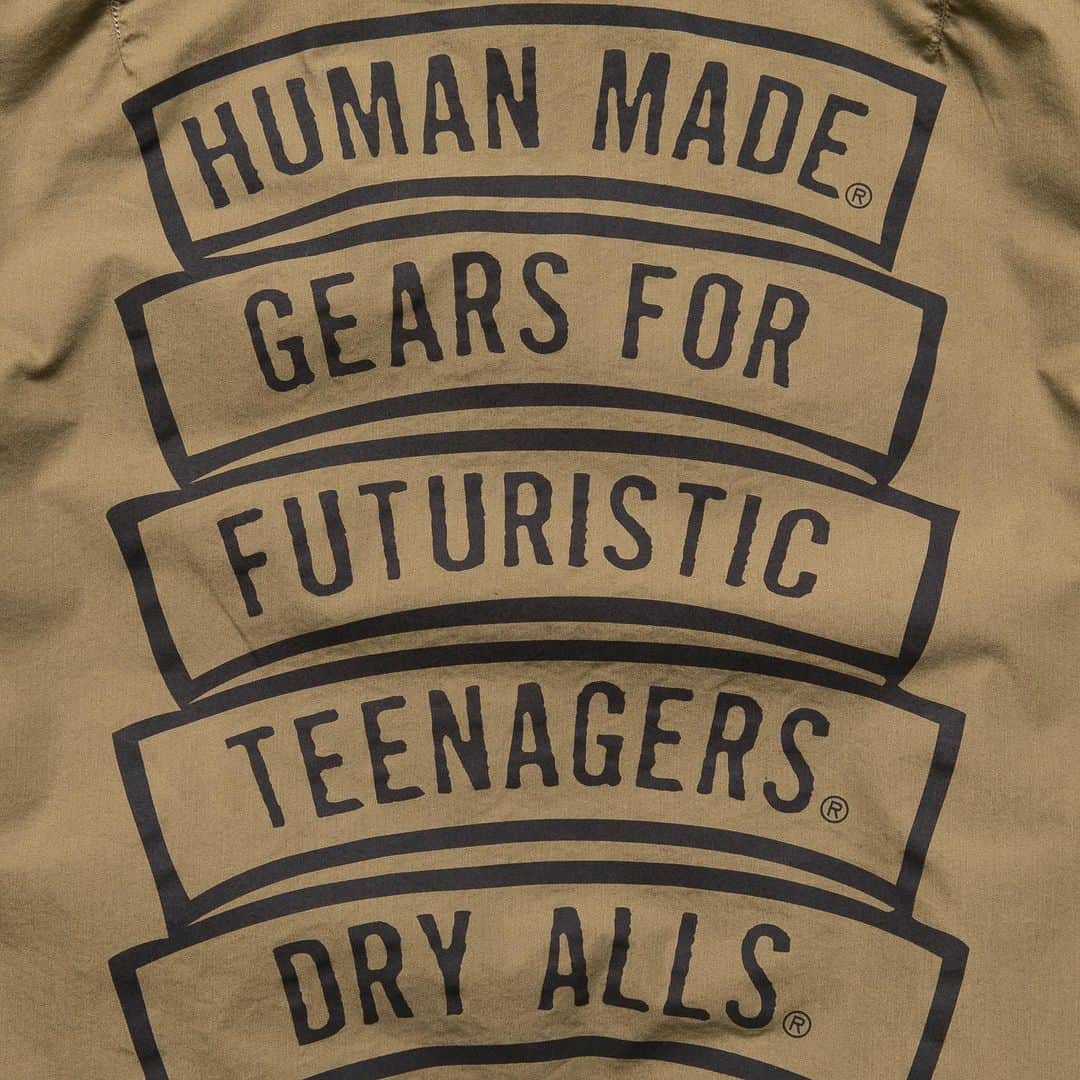 HUMAN MADEさんのインスタグラム写真 - (HUMAN MADEInstagram)「"MILITARY SHORT JACKET" now available in store and online. www.humanmade.  ショート丈のミリタリーパーカです。フロントはボタンで留めるとタイトに、ファスナーで留めると少しゆったりとしたシルエットでの着用が楽しめるユニークなデザインです。裏地付きなので、保温性もあり快適です。 Cropped style military parker in cotton, both button and zip fastenings set at different widths to change the silhouette.」9月21日 12時40分 - humanmade