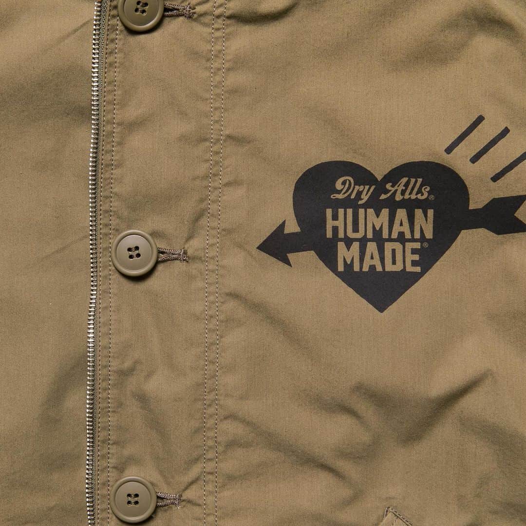 HUMAN MADEさんのインスタグラム写真 - (HUMAN MADEInstagram)「"MILITARY SHORT JACKET" now available in store and online. www.humanmade.  ショート丈のミリタリーパーカです。フロントはボタンで留めるとタイトに、ファスナーで留めると少しゆったりとしたシルエットでの着用が楽しめるユニークなデザインです。裏地付きなので、保温性もあり快適です。 Cropped style military parker in cotton, both button and zip fastenings set at different widths to change the silhouette.」9月21日 12時40分 - humanmade