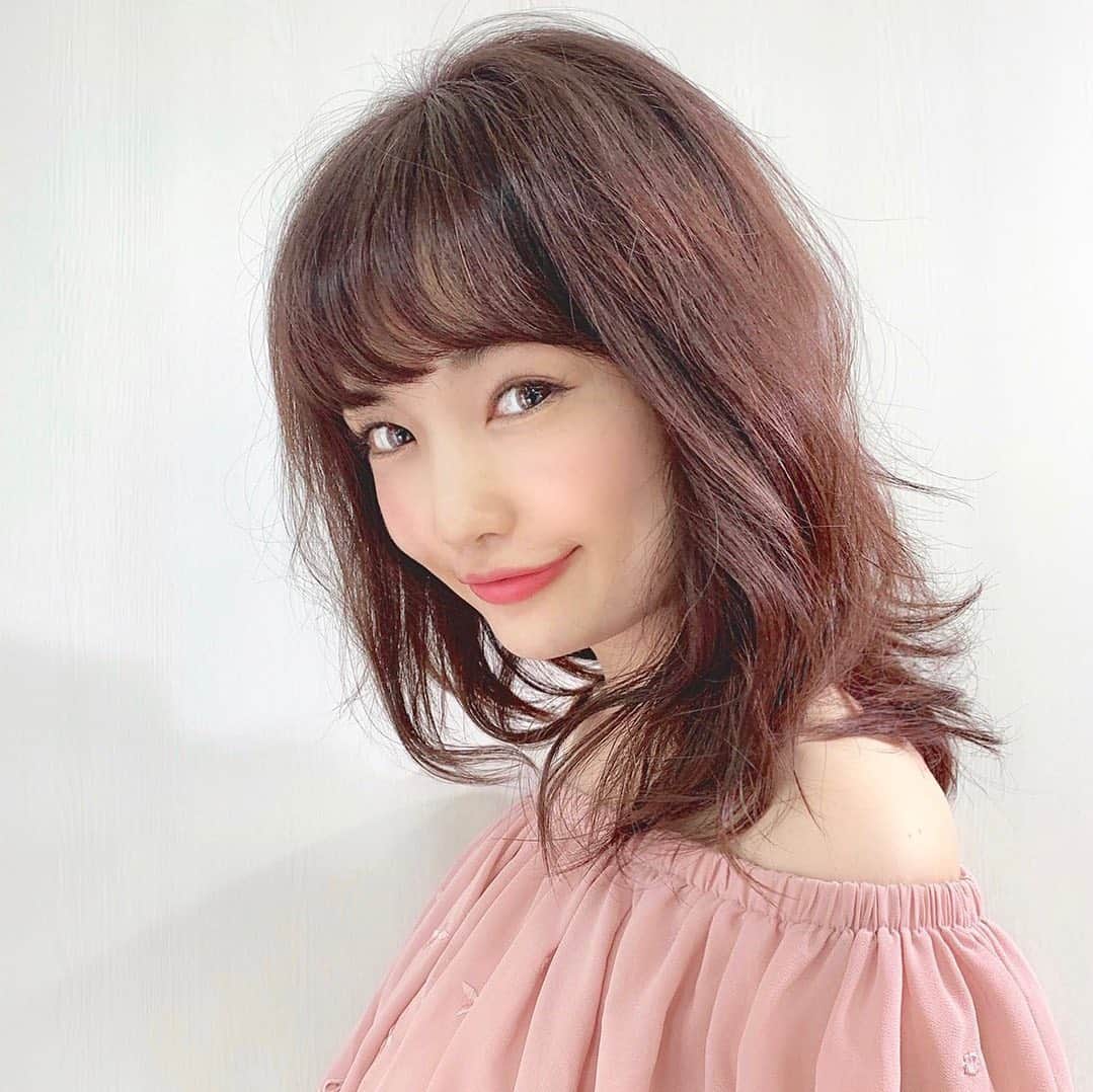 のインスタグラム：「🌈🌈﻿ ﻿ この前のhairstyle撮影✨﻿ 新しいヘアカラー〝フュージョニスト〟で﻿ カラーしてもらったの🌈﻿ ﻿ 〜フェミニンブラウン〜﻿ ブラウンの色味×ほんのりピンク💓﻿ ﻿ 透明感あって綺麗✨﻿ 立体感もあるから巻き髪が映える！﻿ 光の当たり方によっても、﻿ 色味やツヤ感や雰囲気変わるの好き🎵😊﻿ 3枚目にプチ動画アップしてます⏩﻿ ﻿ カラー動画はコチラ⇒ @fusionistcolor﻿ ﻿ ﻿ #ヘアカラー #カラー #color #ヘアー #デミコスメティクス #fusionistcolor #フュージョニスト #フュージョンカラー #fusionist」