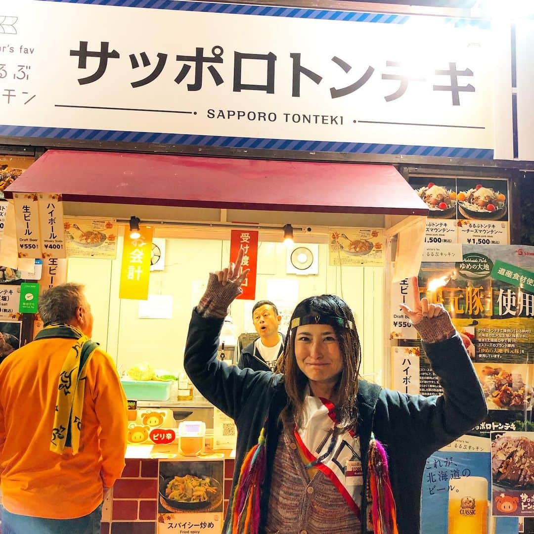 のインスタグラム：「お客様の「美味しい！」が何よりの幸せのアンジェラ店長です！ 今日も1日店長けっぱります！ 是非オータム来てる人はアンジェラ店長に会いに来てね～＼(　´ω`　)／ #アンジェラ佐藤 #さっぽろオータムフェスト2019 #大通り四丁目会場 #さっぽろトンテキ #北海道の新グルメ #なまらうまいっしょ  #15時からラストまで居ますよー」