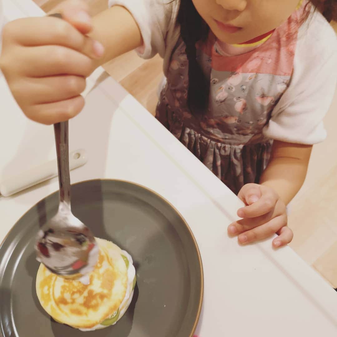 蛯原英里さんのインスタグラム写真 - (蛯原英里Instagram)「9/19日のかむちゃんの誕生日でした✨ 園から帰ってきたお姉ちゃんと一緒にバースデーケーキを作りました～🎉 赤ちゃんでも食べれるホットケーキを作りヨーグルトとカットしたマスカットを重ねるだけの簡単ケーキ🎂 かむちゃんは何が行われているのか知りたくて何度も近くにきては「みせてよ～」のアピール（笑）  ファーストバースデーケーキは スマッシュケーキでお祝いしました！かむちゃんは、ホットケーキよりもぼうろとマスカットが好きみたい😊  最後は、パパに食べさせてもらったね お姉ちゃんと一緒に作って食べてもらったファーストバースデーケーキ🎂大切な思い出になりました  今日は、じいじとばあばがきてくれてお祝いしまーす😊  #happybirthday #1歳#ハッピーバースデー #congratulations #スマッシュケーキ #赤ちゃんでも安心 #おめでとう #大好き」9月21日 12時55分 - eriebihara