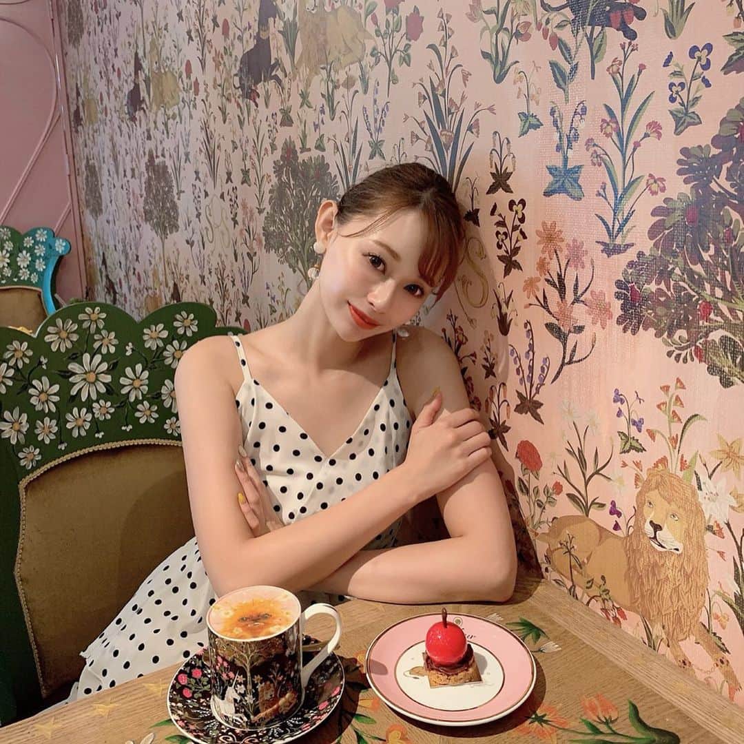 のインスタグラム：「ㅤㅤㅤ ㅤㅤㅤ バンコクのめっちゃメルヘンなカフェ🦄💓 ㅤㅤㅤ  このアートしてくれるコーヒーは いつもアートがランダムで変わるみたい😳 ユニコーン期待して行ったのに〜🦄 でもにゃんこも好きやし可愛いからよし💓🥰 ここはバンコクで行ったカフェの中で1番高かった😂 デパートの中に入っているからかな🤔✨ 1人ケーキと飲み物を必ず注文しないといけなかった😂 でもケーキは可愛らしい大きさやからペロリ😛 夢かわで可愛すぎた〜💓💓💓💓 ㅤㅤㅤ ㅤㅤㅤ  場所:Central Embassy 2nd Fl. セントラルエンバシーの2階 最寄り駅：BTS Phloen Chit BTS プルンチット駅下車 徒歩約4分 価格帯：600THB～1000THB / 1person 営業時間：11:00am-20:00pm  ㅤㅤㅤ  #sretsisparlour #bangkokcafe #バンコクカフェ  #おかじ旅行記 #バンコク #Bangkok #バンコク旅行 #スレトシスパーラー #セントラルエンバシー #okaji_thai」
