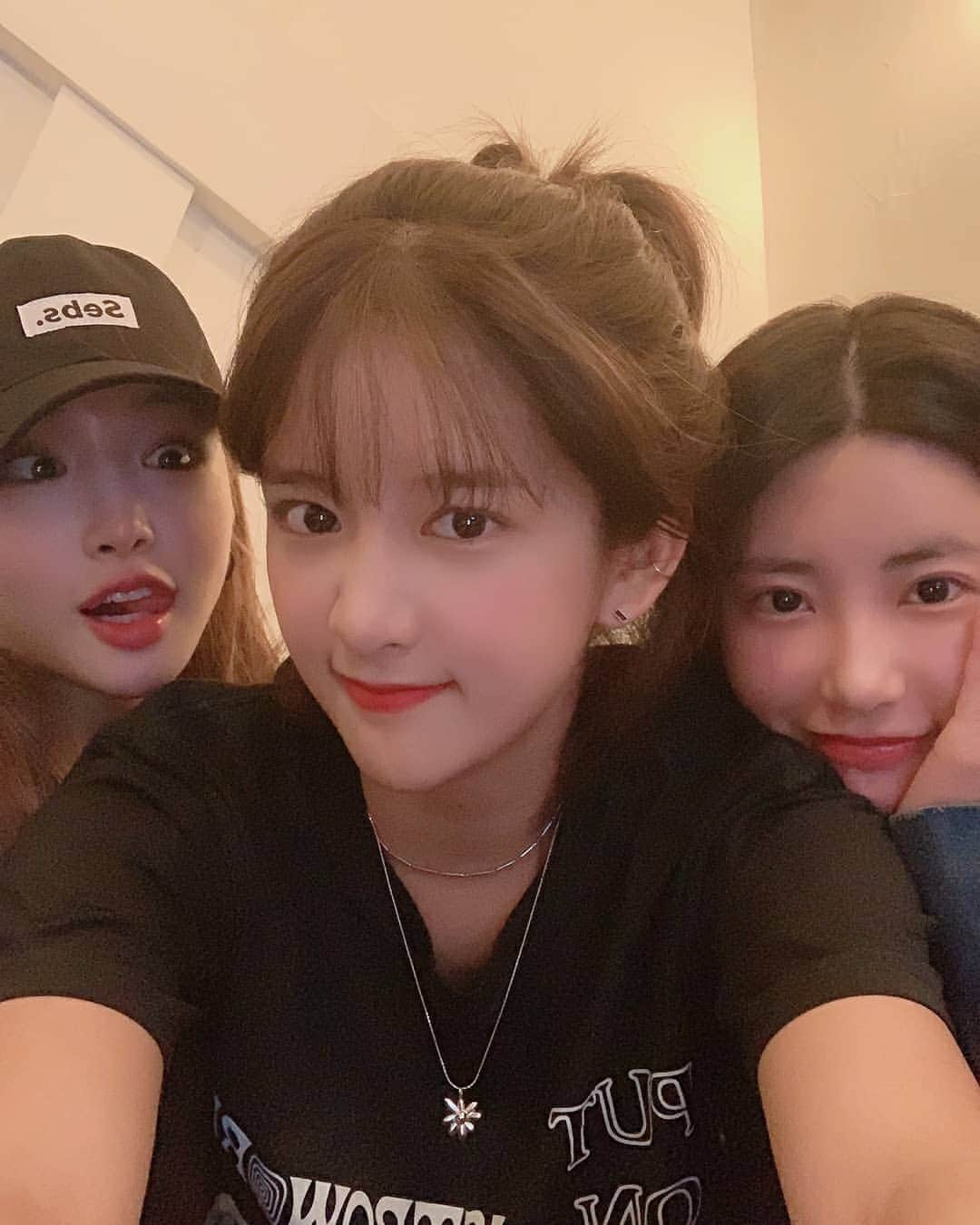 宇宙少女さんのインスタグラム写真 - (宇宙少女Instagram)「만나면좋은팅구~~~👩‍👧‍👧❤️ #우주스타그램 #우주소녀 #엑시」9月21日 12時51分 - wjsn_cosmic