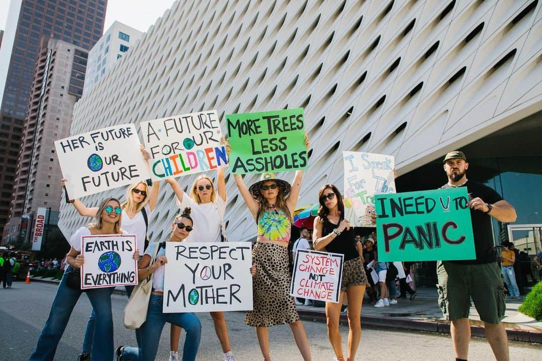 ベハティ・プリンスルーさんのインスタグラム写真 - (ベハティ・プリンスルーInstagram)「TODAY I MARCHED FOR MY BABIES, DUSTY AND GIO. #strikewithus #climatestrike 🌍🌴🌊🐝🦏🦋❗️for a better future❗️」9月21日 12時52分 - behatiprinsloo