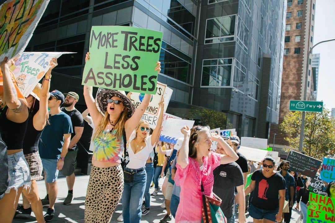 ベハティ・プリンスルーさんのインスタグラム写真 - (ベハティ・プリンスルーInstagram)「TODAY I MARCHED FOR MY BABIES, DUSTY AND GIO. #strikewithus #climatestrike 🌍🌴🌊🐝🦏🦋❗️for a better future❗️」9月21日 12時52分 - behatiprinsloo