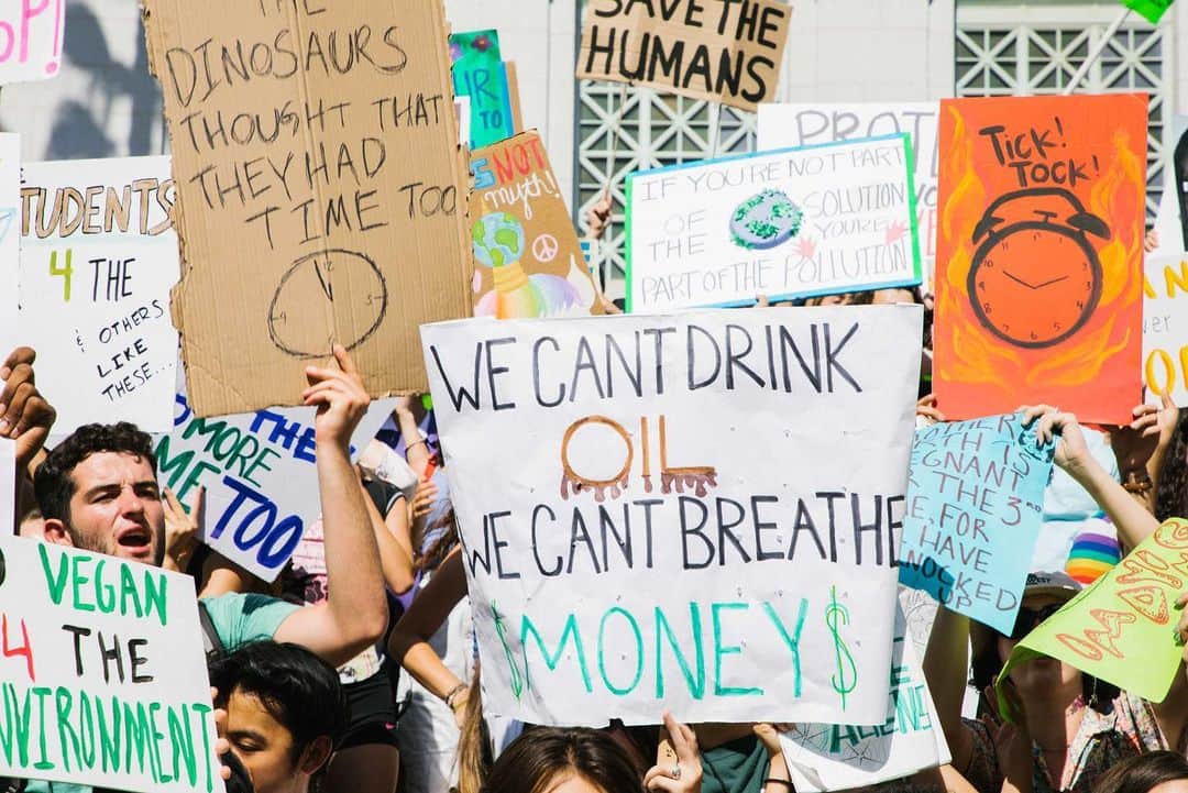 ベハティ・プリンスルーさんのインスタグラム写真 - (ベハティ・プリンスルーInstagram)「TODAY I MARCHED FOR MY BABIES, DUSTY AND GIO. #strikewithus #climatestrike 🌍🌴🌊🐝🦏🦋❗️for a better future❗️」9月21日 12時52分 - behatiprinsloo
