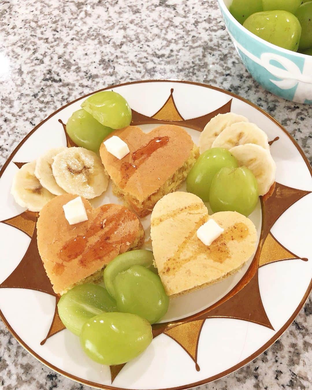 田中涼子のインスタグラム：「息子のお気に入り ハート♥️パンケーキ。  お互いのを作りましたが わたしのは2、3枚目  いつも自分のはこんなんです🤣  #米粉パンケーキ #パンケーキ大好き」