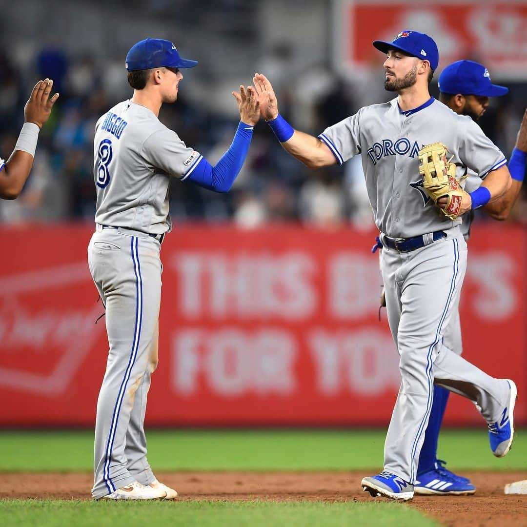 トロント・ブルージェイズさんのインスタグラム写真 - (トロント・ブルージェイズInstagram)「Five in a roWWWWW! Give us your ✋ emojis! #BlueJaysWin」9月21日 12時59分 - bluejays