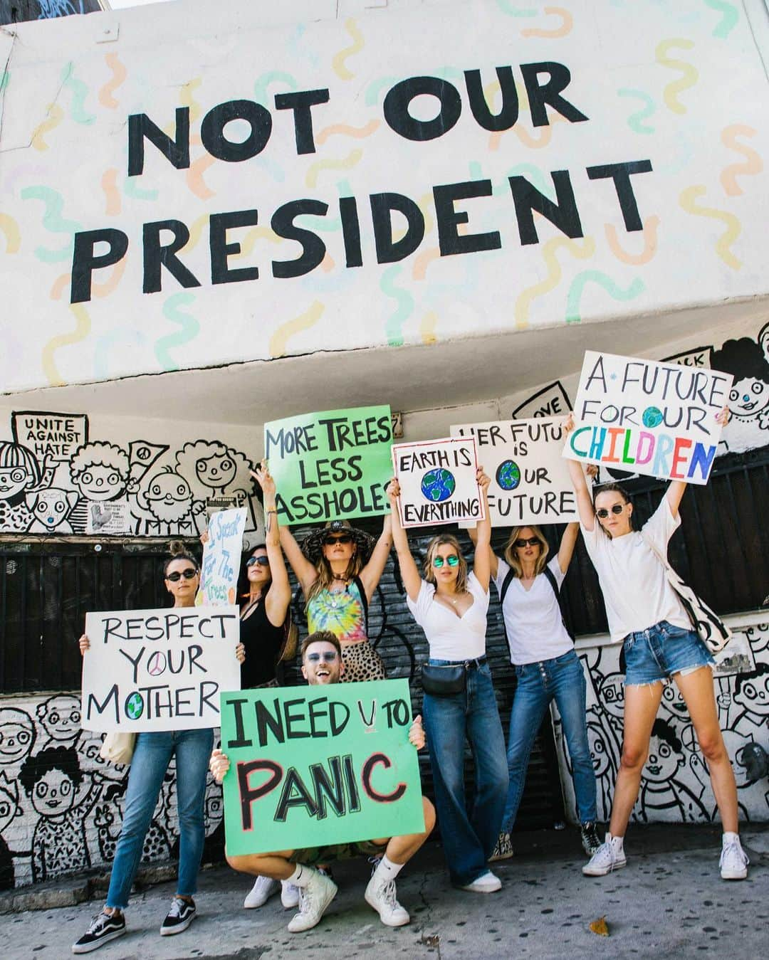 ベハティ・プリンスルーさんのインスタグラム写真 - (ベハティ・プリンスルーInstagram)「STRONGER TOGETHER . #climatestrike 🌊🌳🌍☮️🦋🐝🦏🌴 #ForDustyAndGio」9月21日 13時00分 - behatiprinsloo