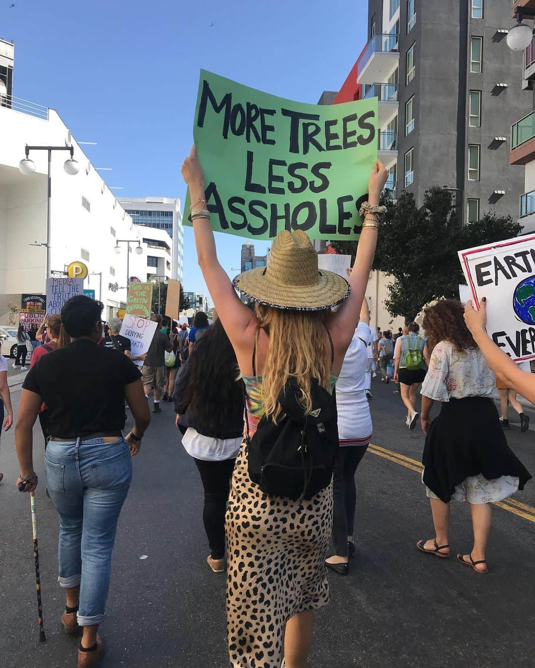 ベハティ・プリンスルーさんのインスタグラム写真 - (ベハティ・プリンスルーInstagram)「STRONGER TOGETHER . #climatestrike 🌊🌳🌍☮️🦋🐝🦏🌴 #ForDustyAndGio」9月21日 13時00分 - behatiprinsloo