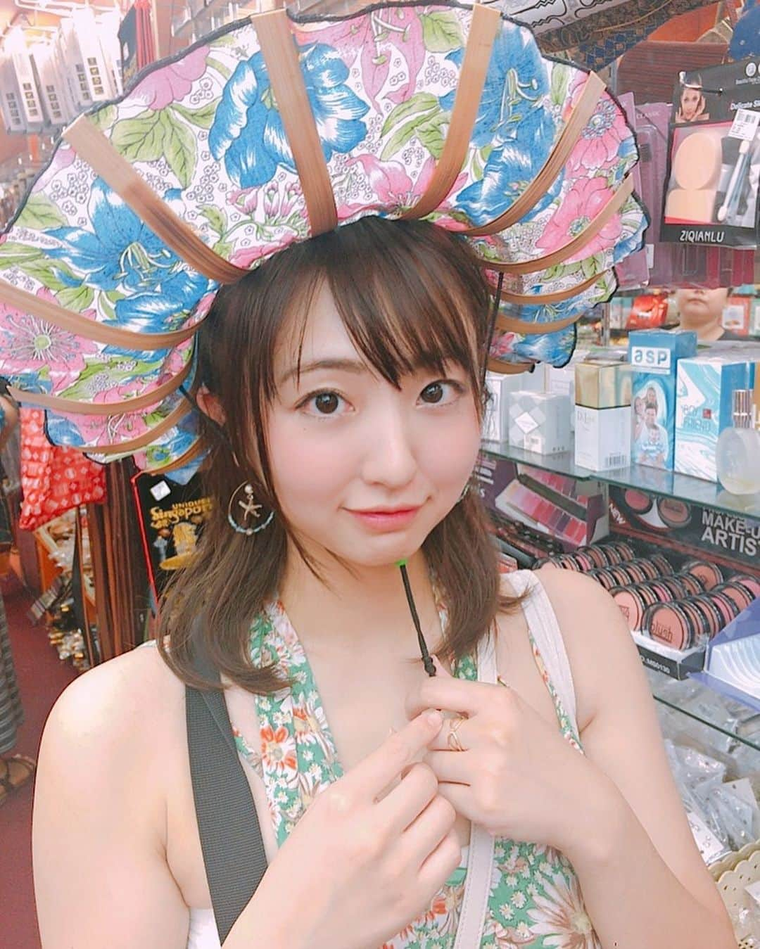 椎名香奈江のインスタグラム：「シンガポールの街で見つけたこちら💁‍♀️ 扇子かな？と開いたから、折りたたみ式の帽子でした👒  なんだか恥ずかしくて、はにかんでますぅー🥴  #シンガポール  #リトルインディア #Singapore #🇸🇬 #帽子 #👒」