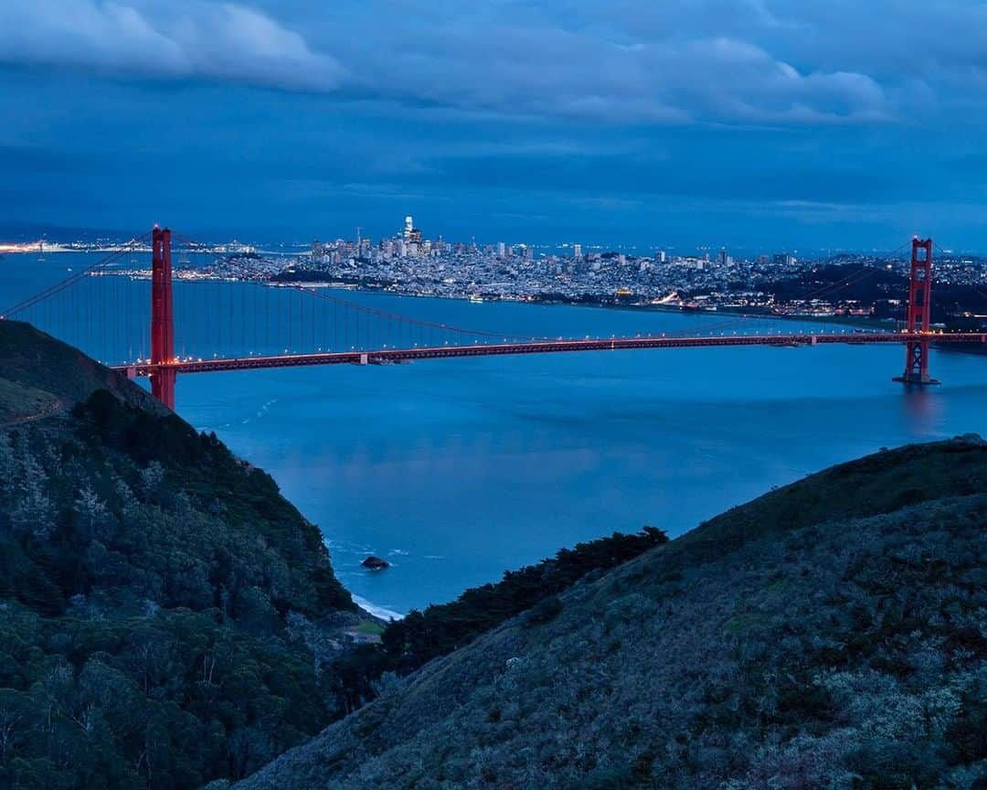 National Geographic Travelさんのインスタグラム写真 - (National Geographic TravelInstagram)「Photo by @stephen_matera | The Golden Gate Bridge at dusk as viewed from the Golden Gate National Recreation Area toward San Francisco, California. At over 15 million visitors per year, the GGNRA is one of the most visited parks in the National Park system. A large part of the park is land formerly used by the U.S. Army and is managed by the National Park Service. Follow me @stephen_matera for more images like this from California and around the world. #goldengatebridge #goldengatenationalrecreationarea #sanfrancisco」9月21日 13時07分 - natgeotravel