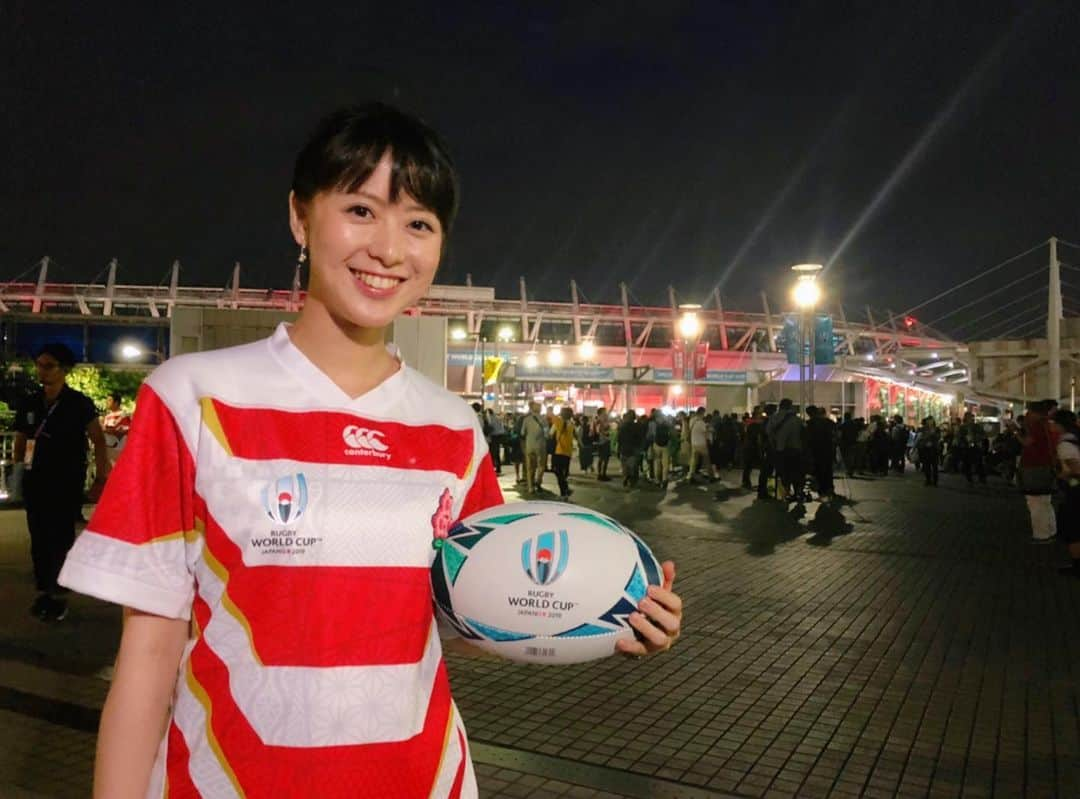 藤本真未さんのインスタグラム写真 - (藤本真未Instagram)「* 2019年9月20日🏉 ついに…！ ラグビーワールドカップ日本大会が開幕しました🏟✨ * 昨日は初戦の🇯🇵日本 対 ロシア🇷🇺が行われる味の素スタジアムの正面ゲート近くから、開幕直前の盛り上がりをお伝えしました😊 * 自国開催のプレッシャーもある中で、 初戦白星🏉🌸 パワーのぶつかり合いとスピード感は圧巻でしたね☺️ 私のラグビー熱もぐぐんと上がってます🏉 * #ラグビーワールドカップ #ラグビーW杯 #ラグビー #rugby #BRAVEBROSSOMS #桜の戦士 #味の素スタジアム #味スタ #TOKYOMXNEWS #TOKYOMX #東京MX #アナウンサー #藤本真未」9月21日 13時13分 - manamifujimoto108