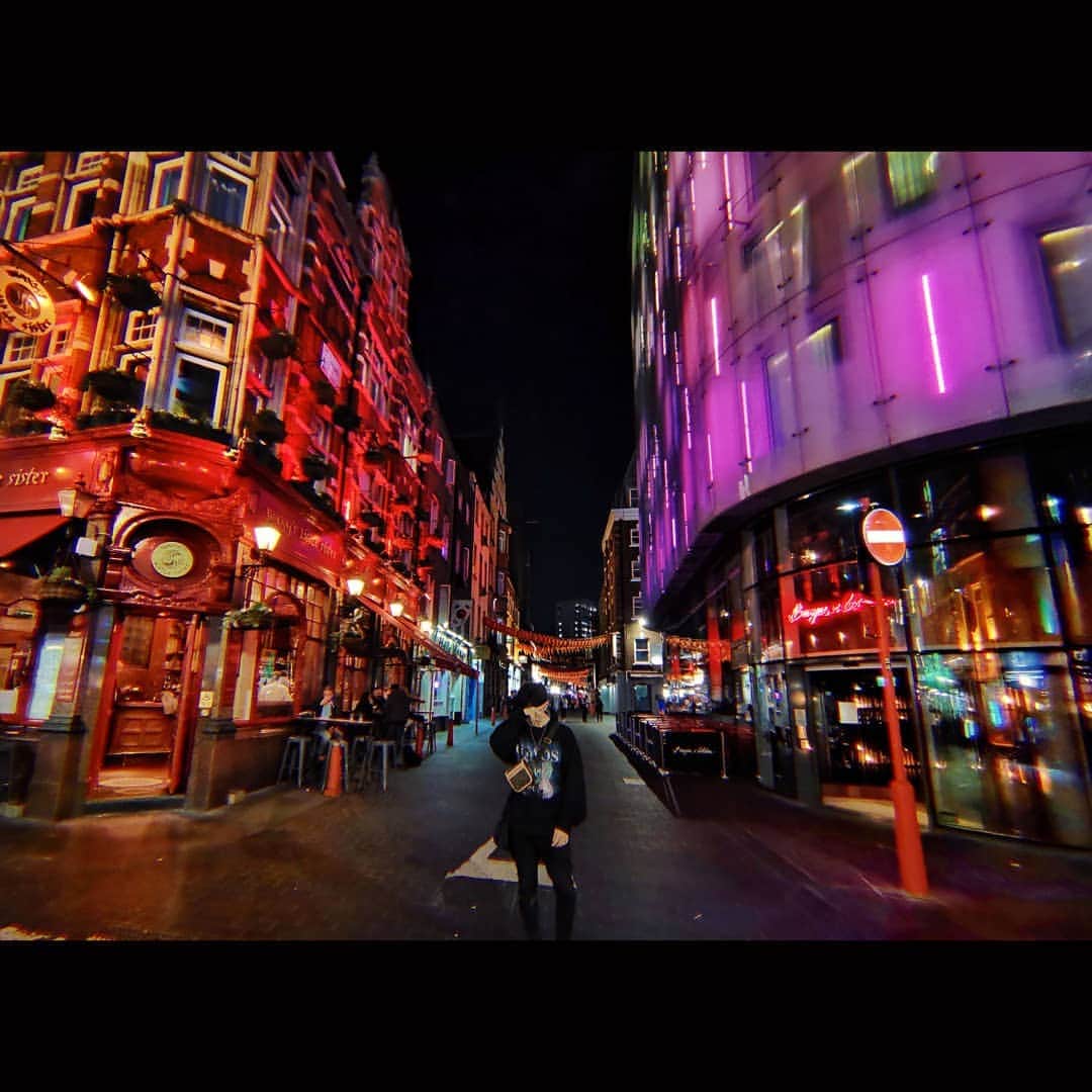 ダンソン・タンのインスタグラム：「gooD nighT 🌃🌃🌃 #DT #london #HOTHEART #SEVENDAYS #唐禹哲」