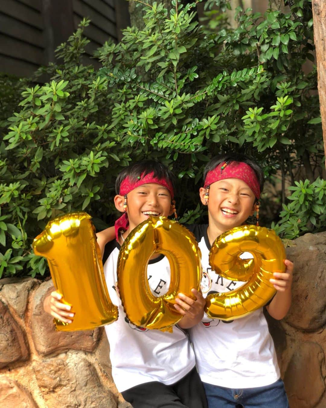 浅田美穂のインスタグラム：「るい10才のお誕生日🎂👏🏽✨﻿ サプライズディズニー💛🧡💚﻿ 👉🏽２枚目サプライズ動画﻿ ビックリし過ぎて三度見してた🤣﻿ 人生で一番最高な誕生日👦🏽✨って言ってもらえて本当に嬉しかった💕﻿ まなfamily本当にありがとう🥰﻿ #happybirthday #10才 #family #friends #bff #ディズニーランド #お誕生日ディズニー ﻿#サプライズバースデー」