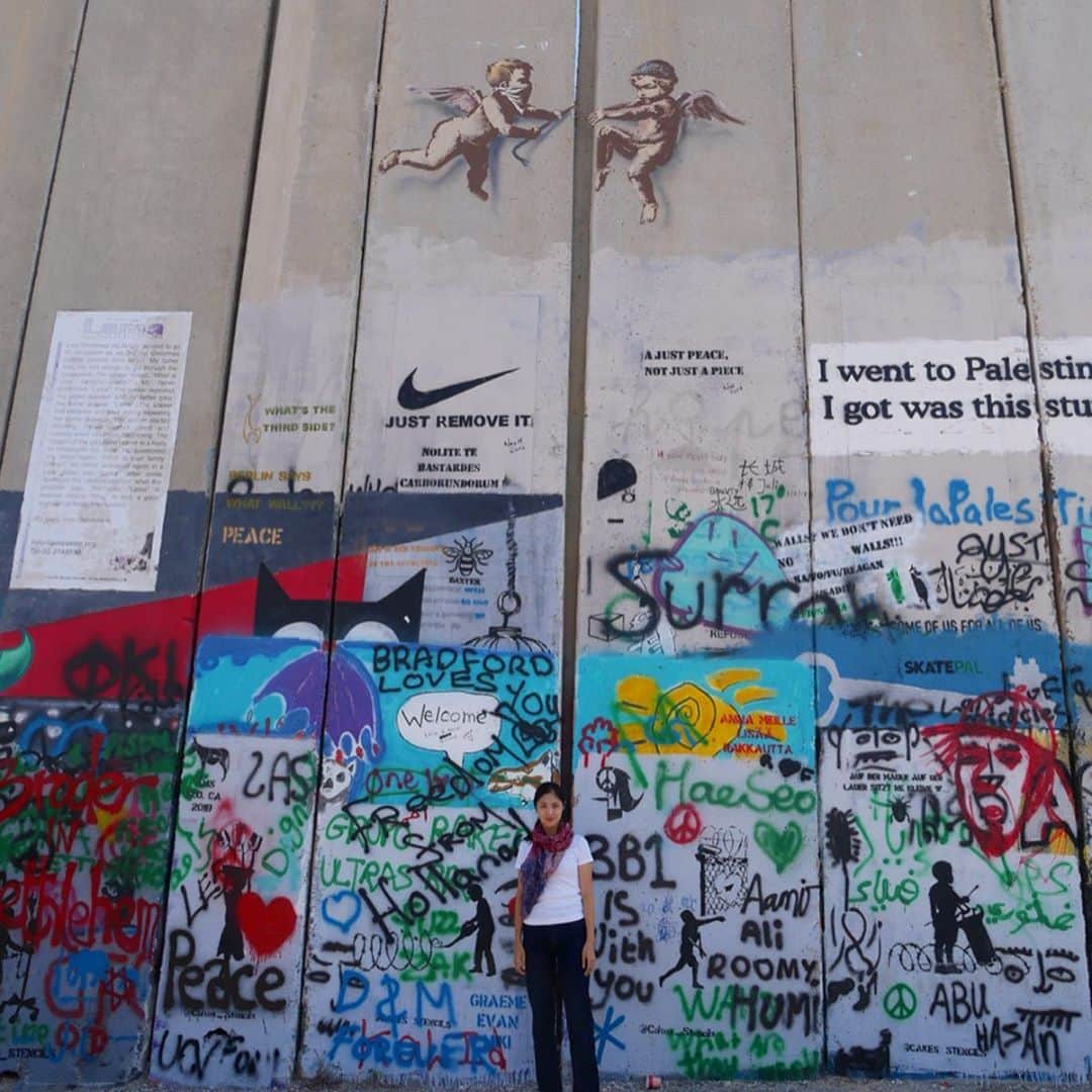 岩本乃蒼さんのインスタグラム写真 - (岩本乃蒼Instagram)「パレスチナ自治区 ベツレヘム🇵🇸﻿ ﻿ 行ってみないとわからない﻿ 緊張感もあります。﻿ ﻿ その隔てる壁には、バンクシーをはじめ﻿ 様々な思いがアートに込められていました﻿ ﻿ 短い旅の滞在で見えることはあるけれど、﻿ そこで生活するからこそ﻿ 知り得ること、感じることを聞けるのは﻿ 私自身もたくさんが考えることができて﻿ とても貴重な時間でした﻿ ﻿ お家で入れてもらった﻿ アラビックコーヒーは最高だった☕️﻿ ﻿ ありがとうライラ😊﻿ #パレスチナ #ベツレヘム #banksy  #bethlehem #thankslaila」9月21日 13時38分 - noa_iwamoto