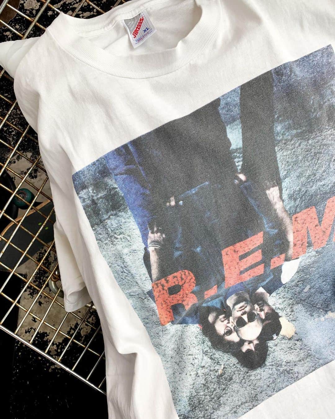 のインスタグラム：「入荷日オープンしました！ 昨日ご紹介できなかったvintage バンTまだまだあります！ 皆さまのご来店お待ちしております😊 . [#jammru_tee] 90's R.E.M . 商品のお問い合わせは9/22日曜日以降お電話で承ります。 . #お問い合わせはお電話で承ります #jammru #osaka  #fashion  #streetstyle  #streetfashion  #vtg  #vintage  #used  #usedclothing  #古着 #古着屋 #ファッション #70s #80s #90s #vintageshirt#Tshirt#tee#vintagetshirt#rocktshirt#bandtshirt#rem」