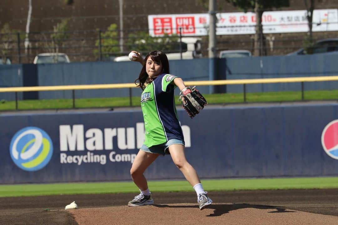 河野万里奈さんのインスタグラム写真 - (河野万里奈Instagram)「2019.09.19 一生忘れられない一日 ． NPBで始球式 大好きな鎌スタで夢が叶うなんて ． 大切な先発の前にマウンドにおじゃまさせてくださった田中瑛斗投手 世界一すっぽ抜けた球をとってくださったキャッチャー郡選手 バッターボックスに立ってくださったヤクルト宮本選手 選手さん・ファンの皆様 見守ってくださった皆様 近くから遠くから想いをくれたマリナーズ 本当にありがとうございました ． これからもずっと鎌スタが大好きで ファイターズが大好きです 言葉では足りないので曲作ろうかな ． カビーコレクション後ほどアップしますのて🐻💚🥬 #鎌ケ谷スタジアム #鎌ヶ谷スタジアム #lovefighters #北海道日本ハムファイターズ #河野監督の始球式 #河野監督の野球活動 #進化」9月21日 13時31分 - marina_kawano