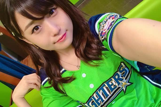 河野万里奈さんのインスタグラム写真 - (河野万里奈Instagram)「2019.09.19 一生忘れられない一日 ． NPBで始球式 大好きな鎌スタで夢が叶うなんて ． 大切な先発の前にマウンドにおじゃまさせてくださった田中瑛斗投手 世界一すっぽ抜けた球をとってくださったキャッチャー郡選手 バッターボックスに立ってくださったヤクルト宮本選手 選手さん・ファンの皆様 見守ってくださった皆様 近くから遠くから想いをくれたマリナーズ 本当にありがとうございました ． これからもずっと鎌スタが大好きで ファイターズが大好きです 言葉では足りないので曲作ろうかな ． カビーコレクション後ほどアップしますのて🐻💚🥬 #鎌ケ谷スタジアム #鎌ヶ谷スタジアム #lovefighters #北海道日本ハムファイターズ #河野監督の始球式 #河野監督の野球活動 #進化」9月21日 13時31分 - marina_kawano