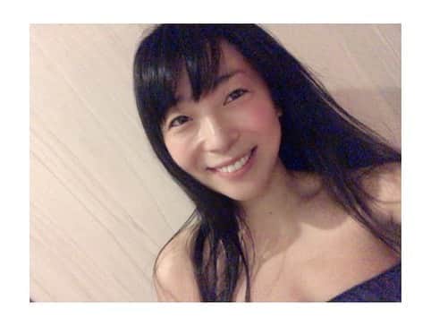 安藤あいかのインスタグラム：「身体がむくみとコリと老廃物でパンパンだったので、麻布十番にあるビューティーサロンSTRICIAに行ってきましたっ！ 初体験のハイパーナイフ！ 細胞を動かして老廃物の流れをよくしてデトックス！だったかな？ ボディをやってもらいました！ガッチガチのパンパンだった身体が柔らかくなり、スッキリ！！ セルライトが流れるのはもちろん、コリもスッキリするよ！ わたし、幸せそうな顔してるでしょ？笑 「安藤あいかのインスタみた」で10%オフにしてもらえるって！気になった女性の方は是非〜❤️ （男性は紹介の方のみなのですみません🙏） #ハイパーナイフ #痩身エステ #エステ割引 #麻布十番 #ダイエット #美ボディ #ビューティーサロン #STRICIA #エステサロン #エステ #痩身 #脚 #むくみ #セルライト #全身 #ウエスト #二の腕 #フェイシャル #美肌 #腰回り #むくみ全身 #ヒップ #下半身 #ストリシア #スッキリ」