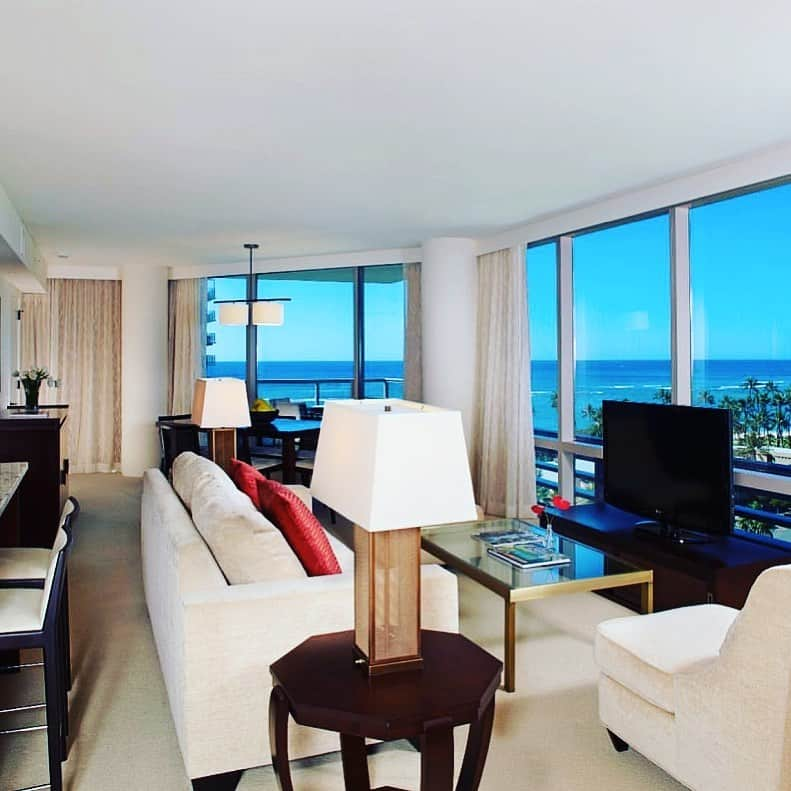 Trump Waikikiさんのインスタグラム写真 - (Trump WaikikiInstagram)「Guestroom floor-to-ceiling windows allow you to delight in magnificent views. #trumpwaikiki #trumpwaikiki10 #celebrating10yearsoftrumpwaikiki #forbestravelguide #fivestarhotelhonolulu #luxuryhotel #romancetravel #familytravel #multigenerationaltravel #roomwithaview #lethawaiihappen #visitoahu  トランプ・ワイキキの客室はフロアから天井まで広がる大きな窓が特長。ワイキキの海や街の眺望が楽しめます。  #トランプワイキキ #5つ星ホテル #オーシャンビュー #フォーブス #ラグジュアリーホテル #ハワイ旅行 #ハネムーン #海外旅行」9月21日 13時32分 - trumpwaikiki