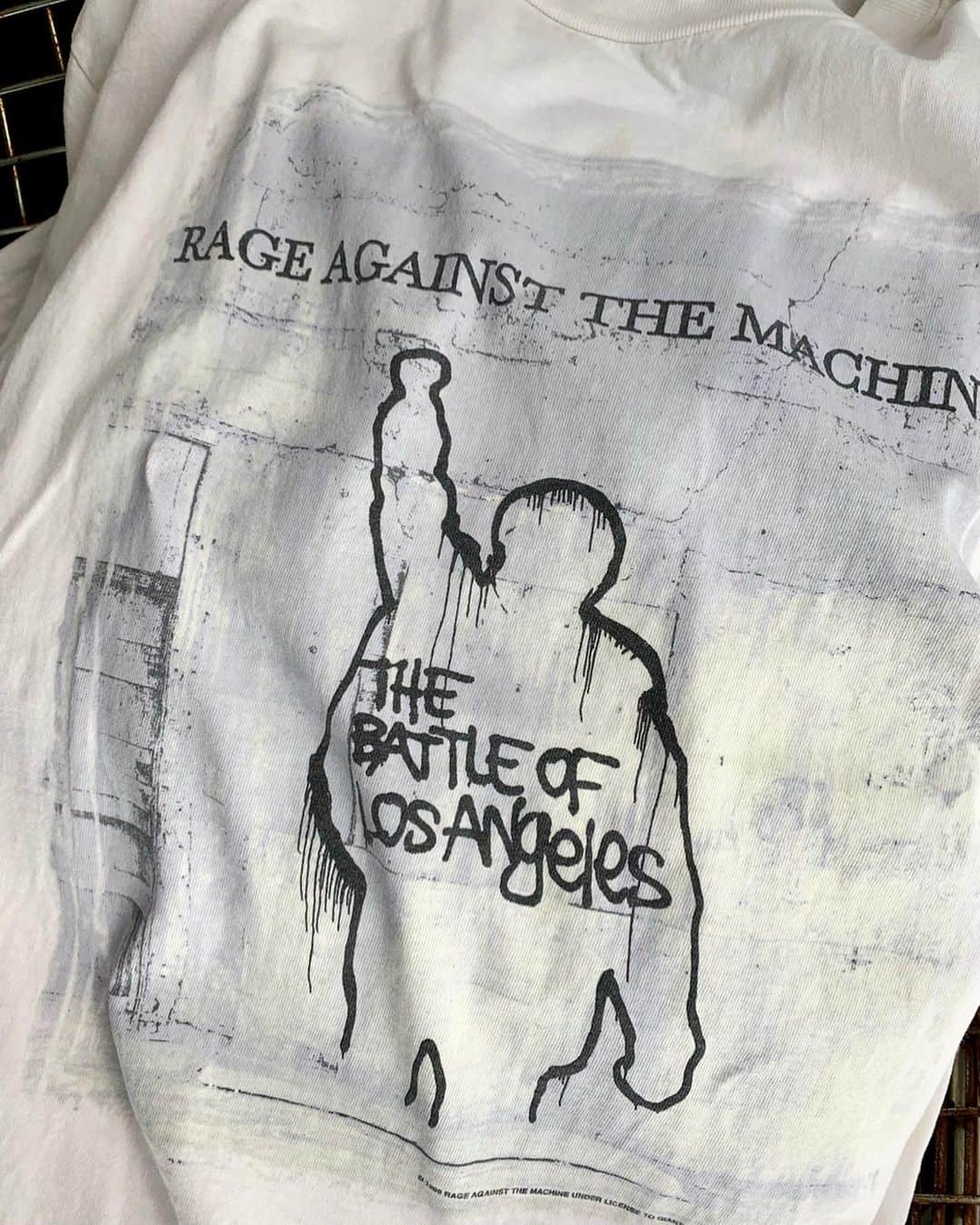 のインスタグラム：「入荷日オープンしました！ 昨日ご紹介できなかったvintage バンTまだまだあります！ 皆さまのご来店お待ちしております😊 . [#jammru_tee] '99 RAGE AGAINST THE MACHINE . 商品のお問い合わせは9/22日曜日以降お電話で承ります。 . #お問い合わせはお電話で承ります #jammru #osaka  #fashion  #streetstyle  #streetfashion  #vtg  #vintage  #used  #usedclothing  #古着 #古着屋 #ファッション #70s #80s #90s #vintageshirt#Tshirt#tee#vintagetshirt#rocktshirt#bandtshirt#rageagainstthemachine」