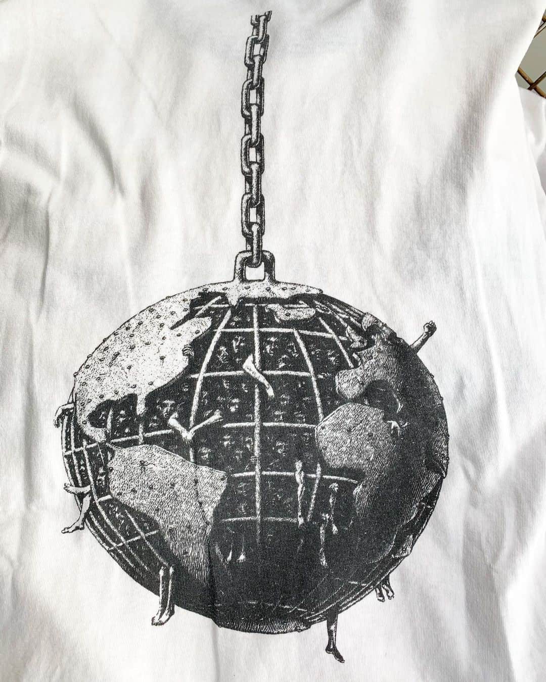 のインスタグラム：「入荷日オープンしました！ 昨日ご紹介できなかったvintage バンTまだまだあります！ 皆さまのご来店お待ちしております😊 . [#jammru_tee] 90's RAGE AGAINST THE MACHINE . 商品のお問い合わせは9/22日曜日以降お電話で承ります。 . #お問い合わせはお電話で承ります #jammru #osaka  #fashion  #streetstyle  #streetfashion  #vtg  #vintage  #used  #usedclothing  #古着 #古着屋 #ファッション #70s #80s #90s #vintageshirt#Tshirt#tee#vintagetshirt#rocktshirt#bandtshirt#rageagainstthemachine」