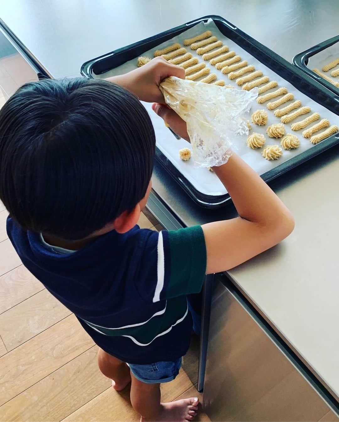 長谷川理恵さんのインスタグラム写真 - (長谷川理恵Instagram)「休日で家にいるママに、絶妙なタイミングでクッキー作ってー！！とお願いしてくる息子。なかなか空気読んでるぞ。 今日クッキー作ってくれたら、ママのこともっともっと好きになっちゃう！だって。どうした、そのセリフ。こうなると作るしかないんだけど、せっかくならいつもと違う絞りに。食感も変わるから楽しい！チョコクリームをサンドしてあります。これとは別に、先日の合宿先で買ったカモミールの新茶を使ってカモミールクッキー。これがまた凄く美味しい！！ #ヴィーガンクッキー #vegan #vegansweets  #カモミールクッキー #メイプルショコラ」9月21日 13時36分 - rie_hasegawa